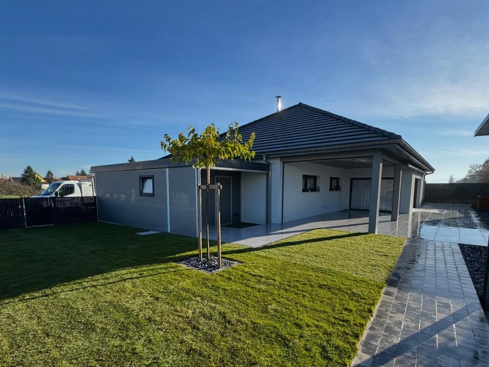 Maison & pelouse paysagère