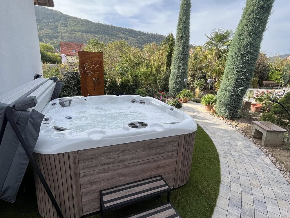 Spa intégré au jardin